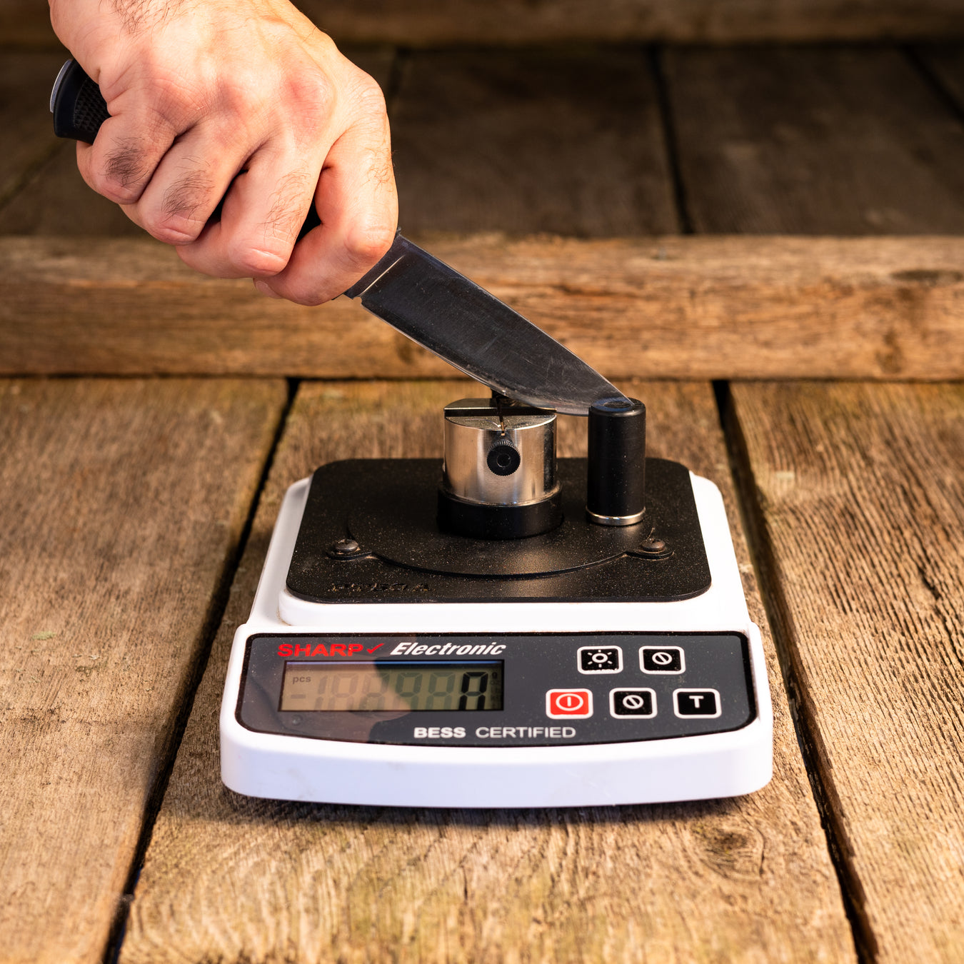 Edge-On-Up sharpness tester in use